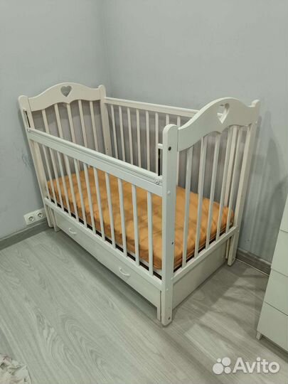 Детская кроватка с маятником и ящиком