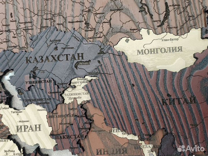 Карта мира из дерева с глубокой фактурой Рейнфорес