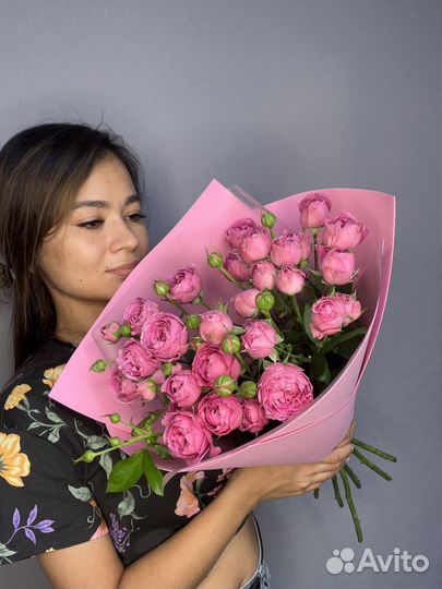 Пионовидные розовые розы Мисти баблз