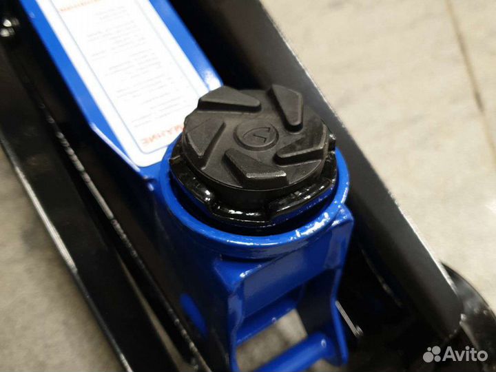 Домкрат подкатной гидравлический маякавто 2т