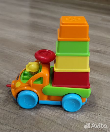 Грузовик сортер с пирамидкой Tomy