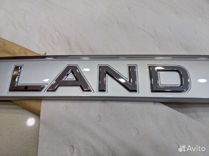 Молдинг крышки багажника land cruiser 100 серебро