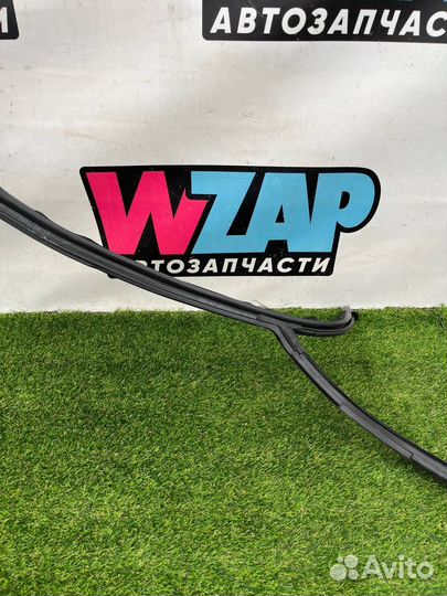 Уплотнитель стекла двери передний левый Ford