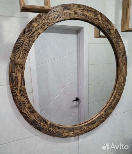 Круглое зеркало в деревянной раме