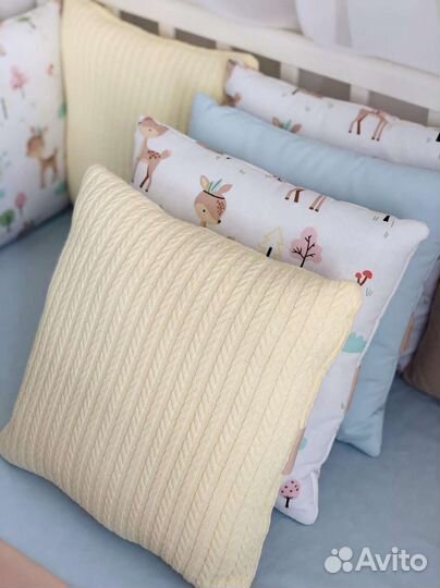 Комплект бортиков и постельного белья в кроватку