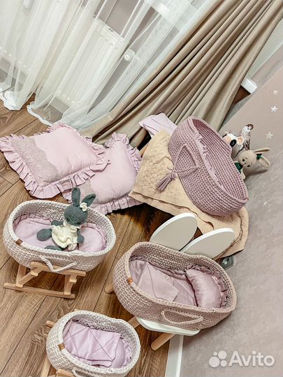 Вязаная люлька для куклы с подставкой