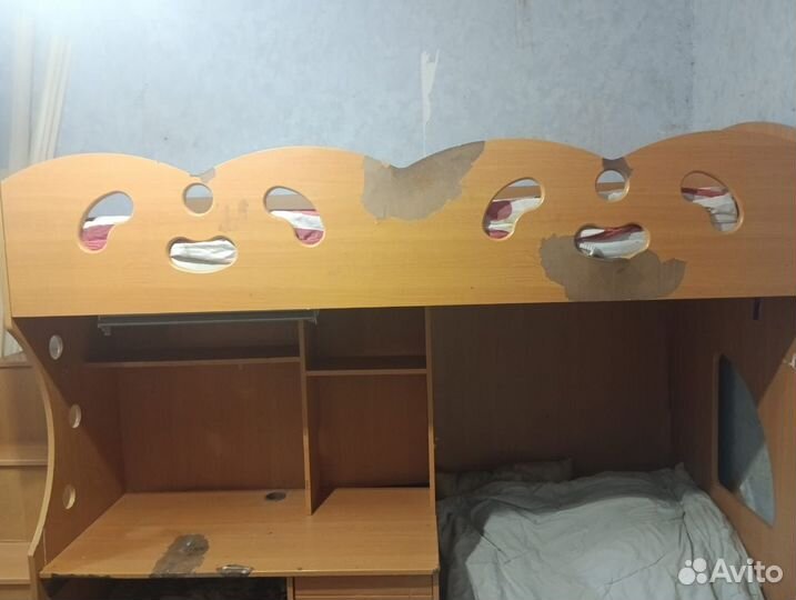 Детский уголок с 2-мя кроватями и столом