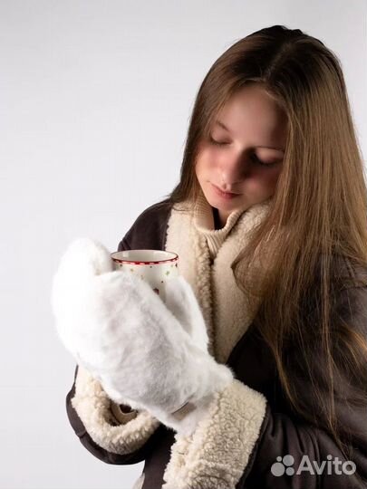 Белые и черные меховые варежки