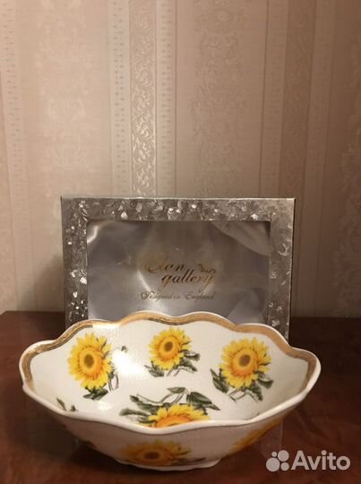 Фарфоровый. салатник