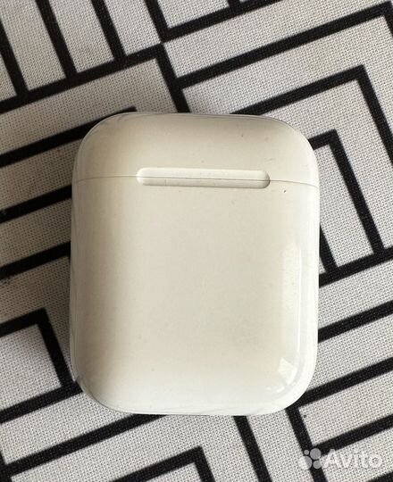 Apple air pods 1 (1st generation)