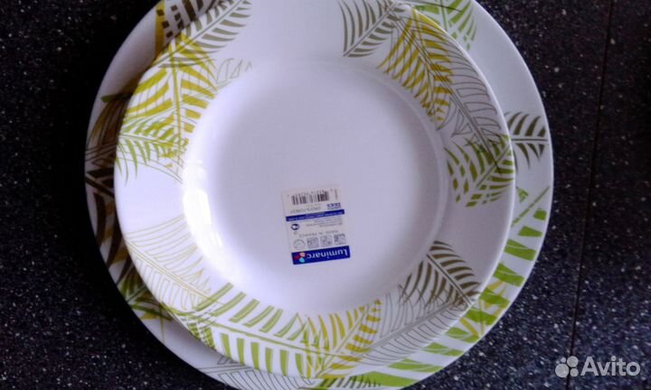 Набор тарелок и столовые приборы
