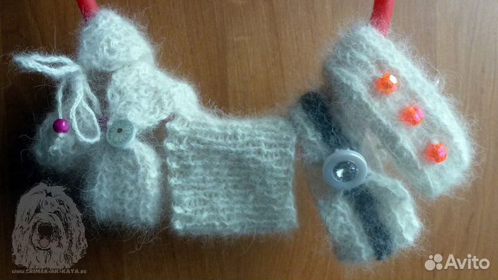 Браслет-напульсник из собачьей шерсти на запястье