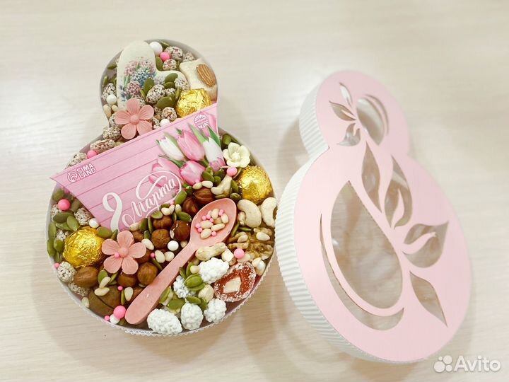 Корзина из орехов и сухофруктов