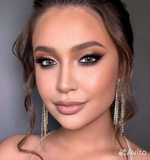 Причёски и макияж