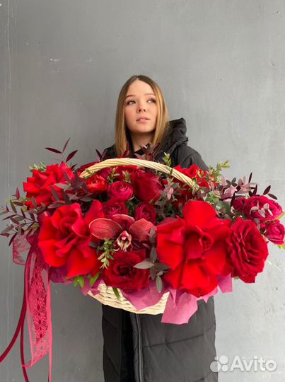 Яркая композиция в корзине