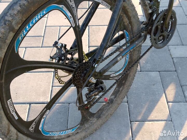 Велосипед BMW в не очень хорошем состоянии