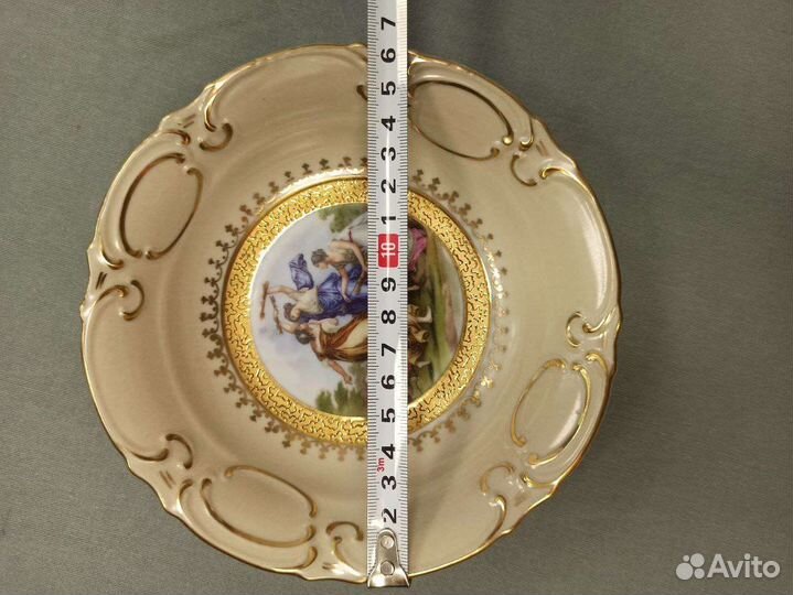 Фарфоровая декоративная тарелка