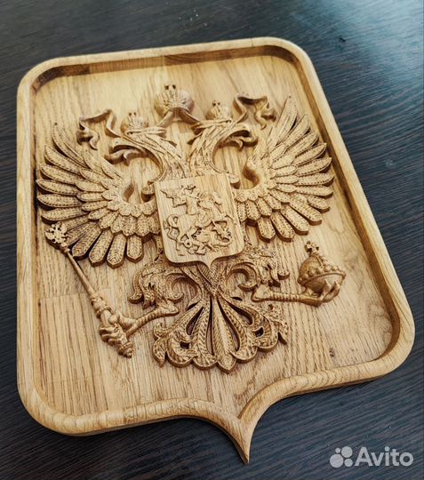 Герб России из дуба