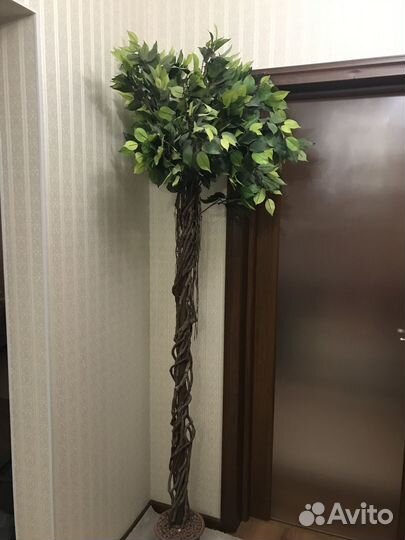 Искусственное дерево в горшке