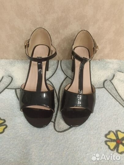 Босоножки лакированные 38