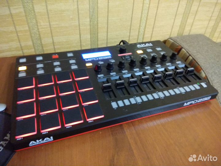 Пад контроллер akai PRO MPD232