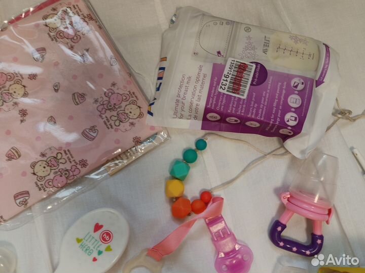 Много вещей для младенца девочки, соски, бутылочки