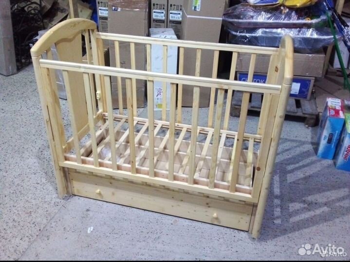 Кровать с маятником и ящиком