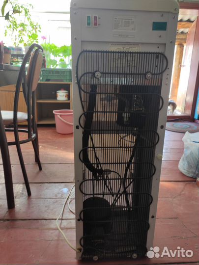 Кулер для воды напольный