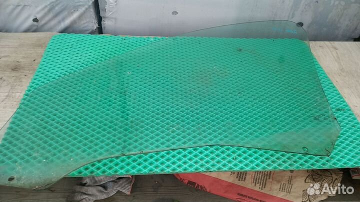 Стекло двери передней правой Peugeot 206