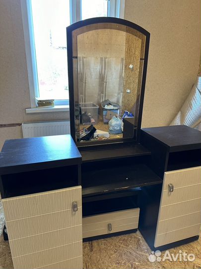 Трюмо с зеркалом