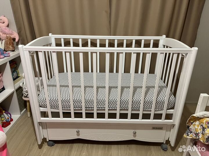 Детская кроватка с маятником