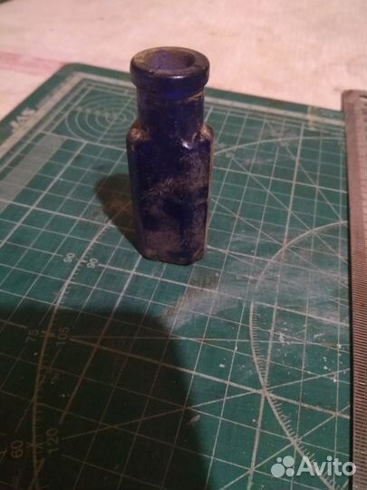 Небольшой пузырек из кобальтового стекла