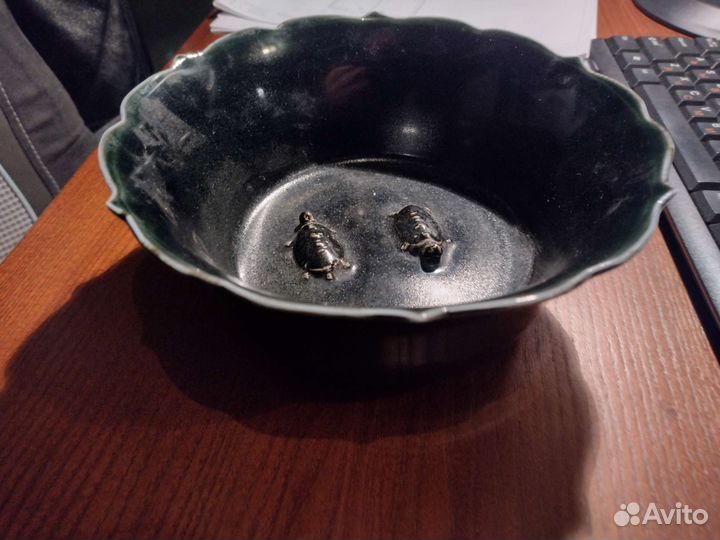 Чёрное керамическое антикварное блюдо с черепахами