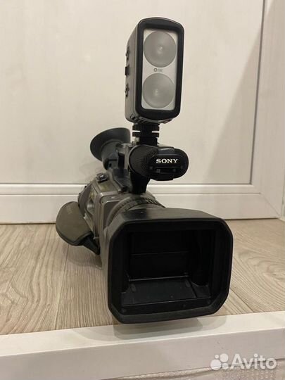 Видеокамера Sony DCR-VX2100E