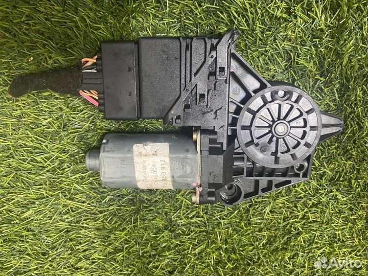 Моторчик стеклоподъёмника задний правый Volkswagen