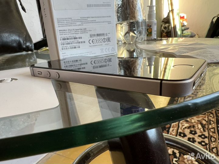 iPhone SE, 32 ГБ