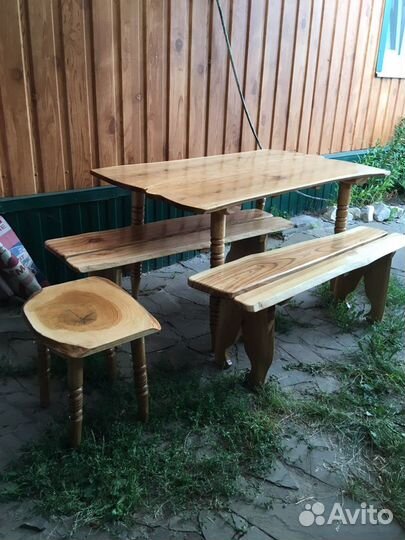 Стол и стулья