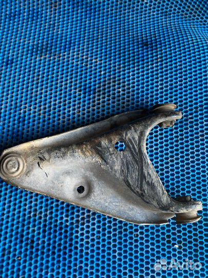 Рычаг подвески нижний передний правый Renault