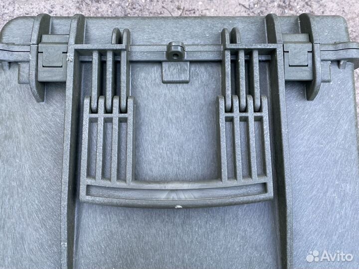 Большой ударопрочный кейс на колёсах Explorer 7745