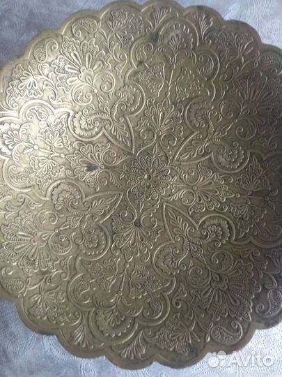 Старинная ваза на ножке