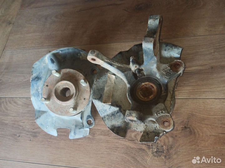 Левый и правый поворотный кулак,ступица Тагаз с10