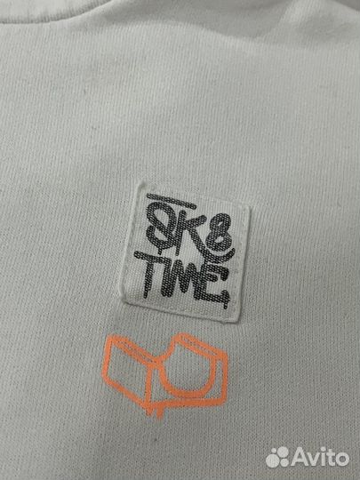 Толстовка и джинсы