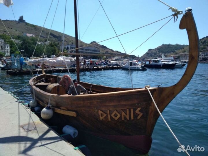 Лодка деревянная парусно-моторная