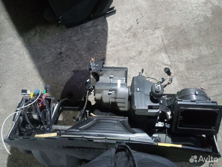 Торпедо в сборе с корпусом печки гранта 23 год