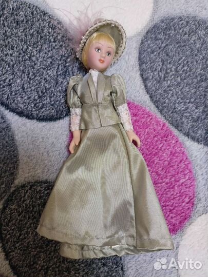 Кукла фарфоровая