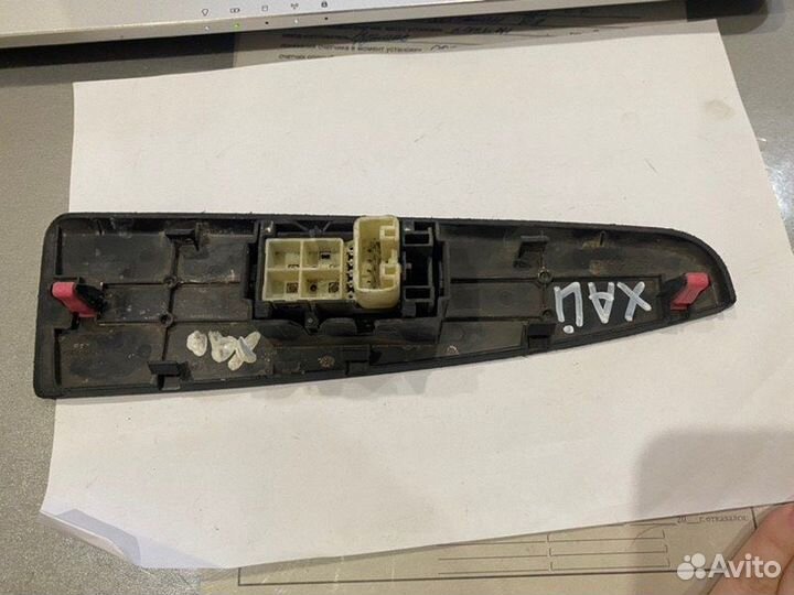 Кнопка стеклоподъемника задняя левая Toyota