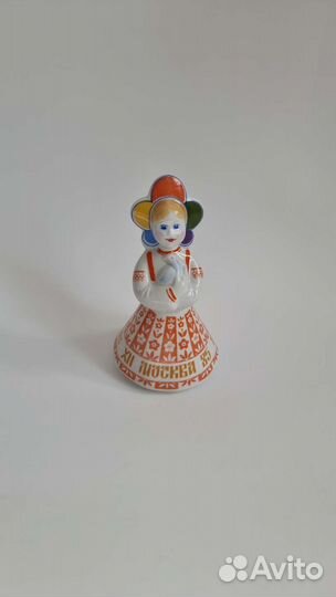 Фарфоровая статуэтка Катюша Фестивальная с голубем
