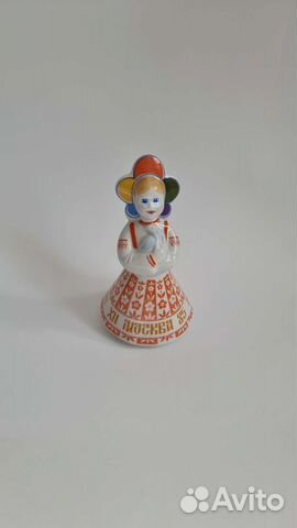 Фарфоровая статуэтка Катюша Фестивальная с голубем