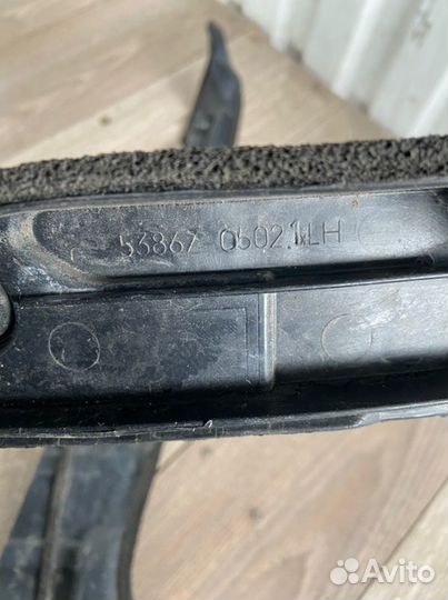 Пыльник крыла передний левый Toyota Avensis T250