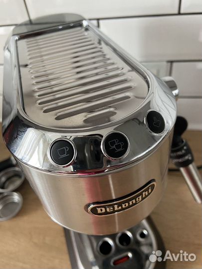 Кофеварка рожковая DeLonghi EC685.M